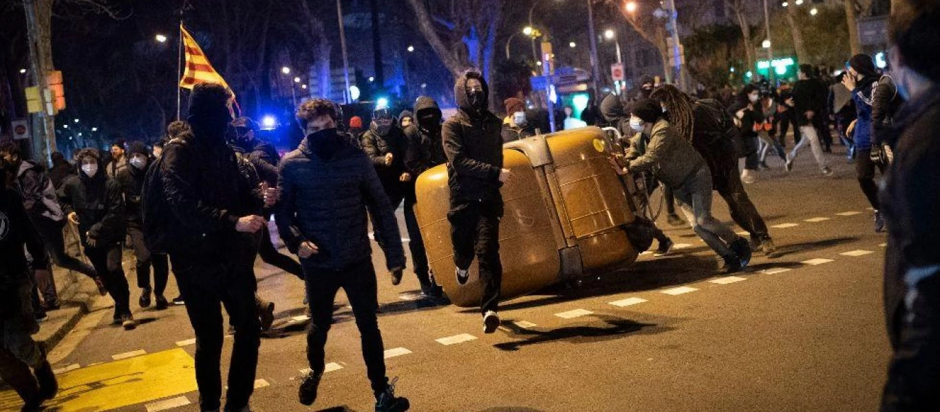 Ισπανία: Βίαιες διαδηλώσεις στην Βαρκελώνη για τον Πάμπλο Χασέλ για έβδομη συνεχόμενη μέρα